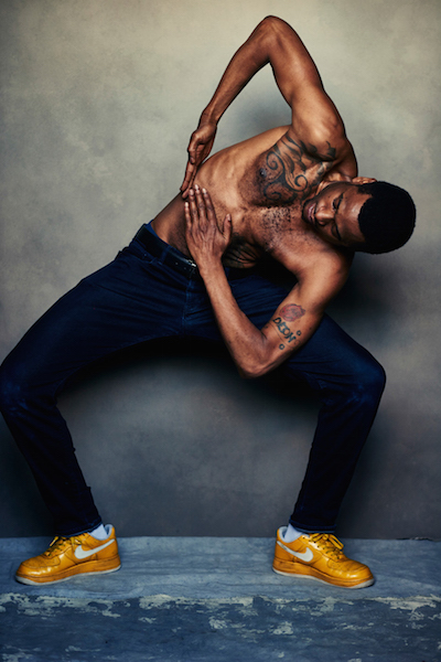 A man bends his knees and stretches his upper body to the left. His fingers graze his ribs.